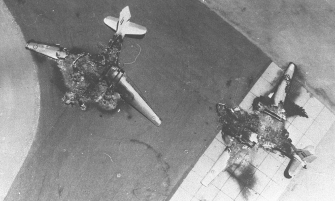 Oanh tạc cơ Ai Cập bị phá hủy ngay tại bãi đỗ sáng 5/6/1967. Ảnh: IAF.